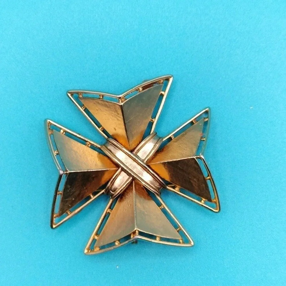 Vintage Gold Tone Unsigned 2" Fashion Cross Brooch Pin - Picture 1 of 7